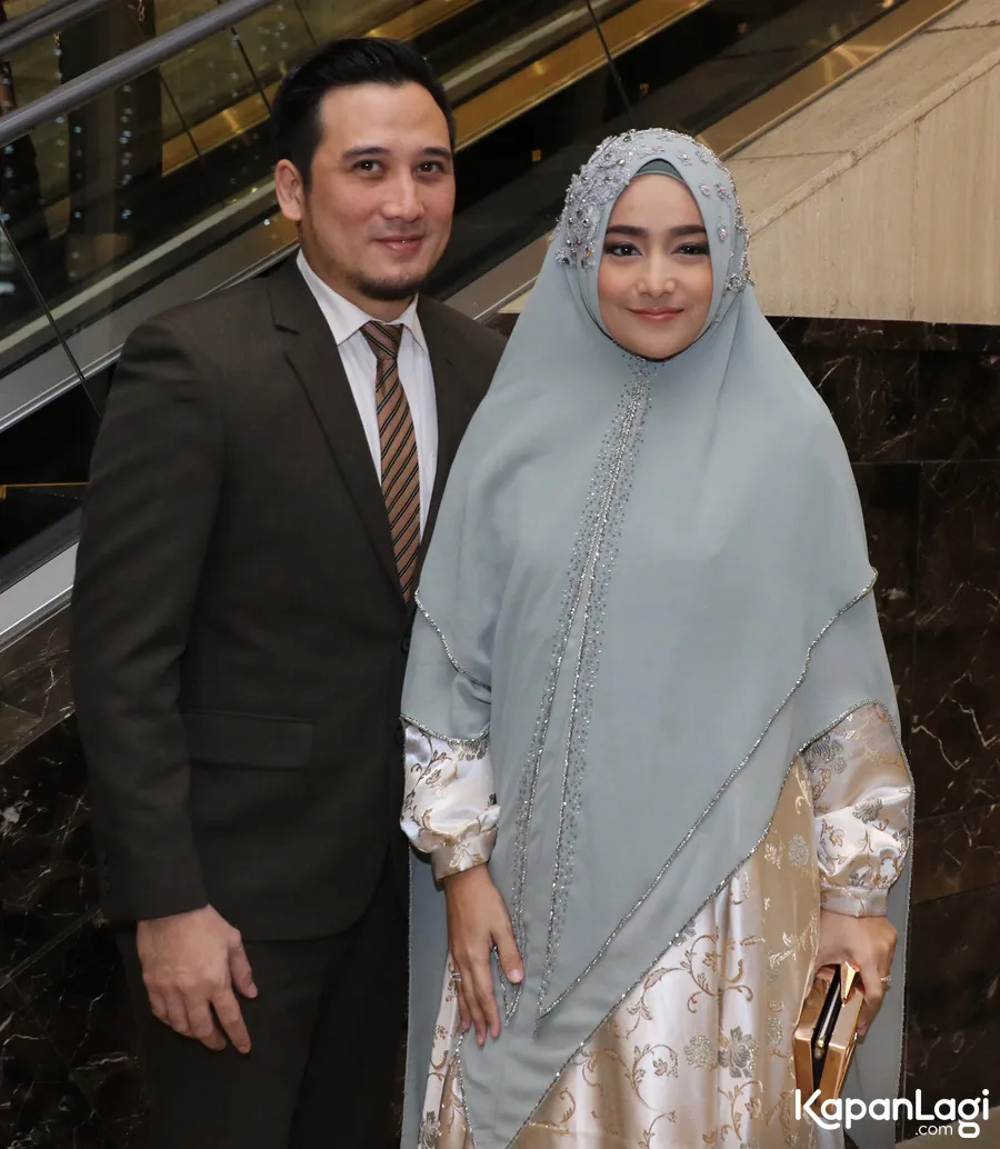 Tengku Firmansyah dan Cindy Fatika Sari ajari anak dalam koridor ketaatan. ©KapanLagi.com/Muhammad Akrom Sukarya