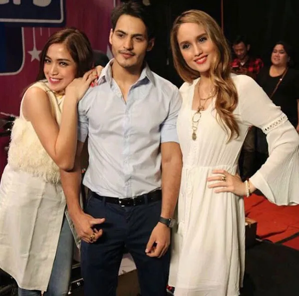 Jedar yang bersadar manja pada pundak Ravi Bhatia. Instagram/claurakiehl