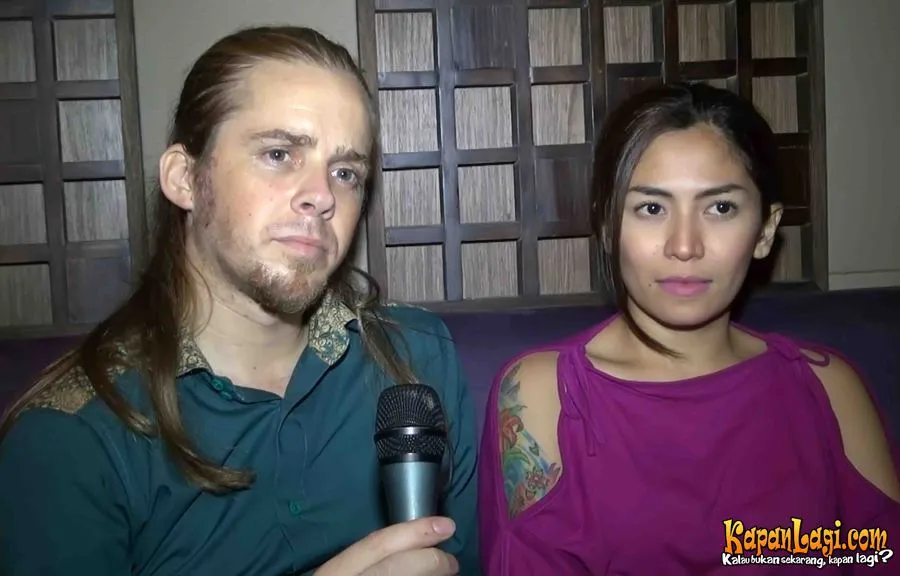 Menjalani pernikahan yang kontroversial, kini Cinta Penelope merasa mati rasa terhadap kehadiran lelaki.