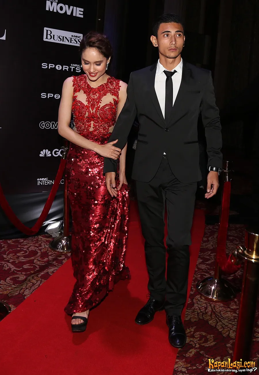 Cinta Laura menggandeng seorang pria yang mirip dengan Christiano Ronaldo. ©KapanLagi.com®/Busan