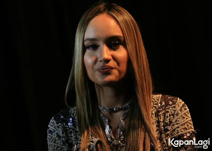 Cinta Laura selalu pakai aksesoris bertema gold  © KapanLagi.com®/Agus Apriyanto