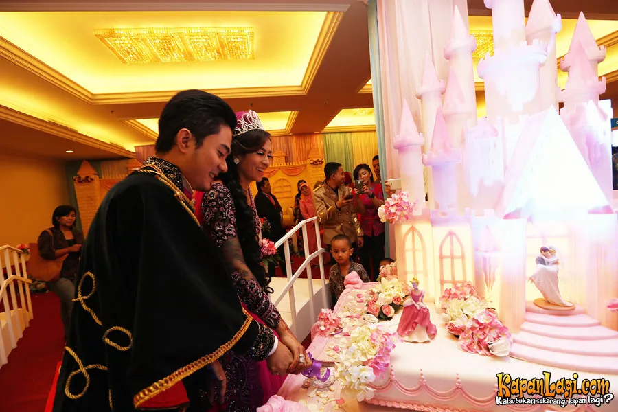 Cinta dan Donny saat memotong kue pengantin. @KapanLagi.com®