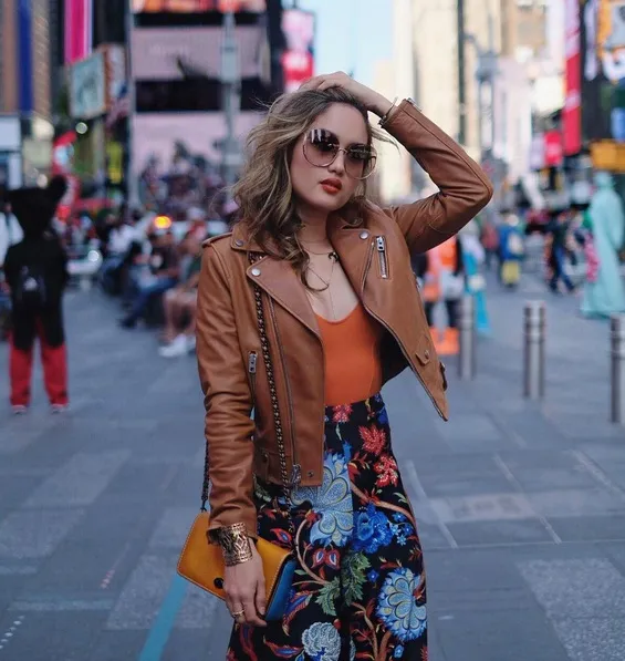 Cinta berpose di tengah keramaian Times Square, New York. /©instagram.com/claurakiehl