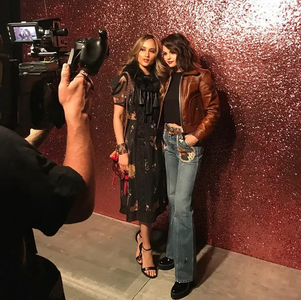 Hadiri NYFW, Cinta Laura sempat bertemu dan berpose dengan Selena Gomez. /©instagram.com/claurakiehl