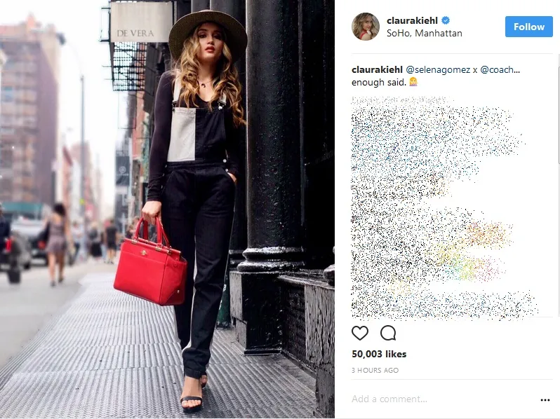 Pose dan gaya kece Cinta Laura pakai tas karya Selena Gomez kolaborasi dengan COACH. /©instagram.com/claurakiehl