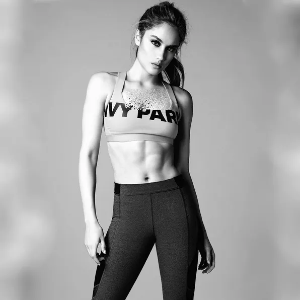 Kece banget! Cinta Laura pamer abs killer di perutnya. /©instagram.com/claurakiehl