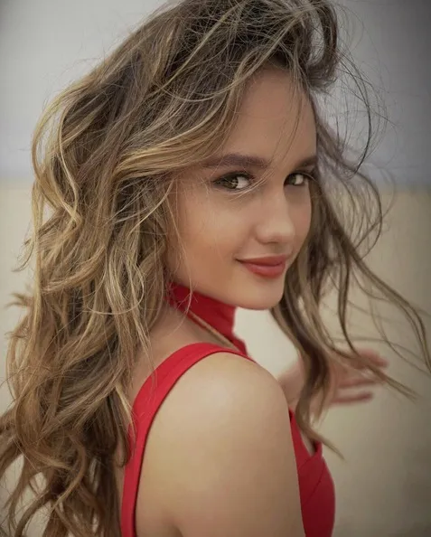 Dengan rambut blonde panjang, Cinta Laura selalu tampil stunning. /©instagram.com/claurakiehl