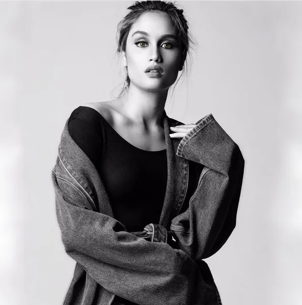 Dengan gaya simple, Cinta Laura tetap terlihat memukau! /©instagram.com/claurakiehl