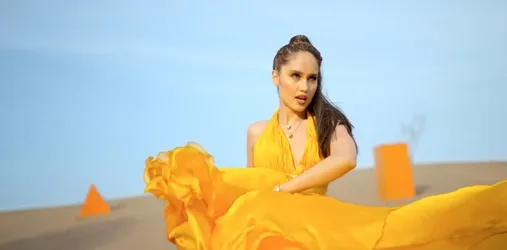 Cinta Laura - Markisa dan Terjemahan