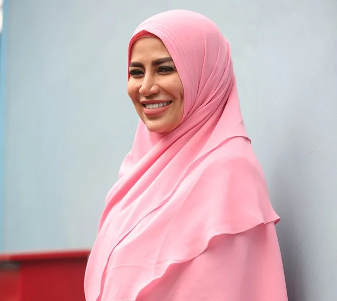 Cinta berusaha memperbaiki penampilan, sikap dan tutur katanya. © KapanLagi.com/Budy Santoso