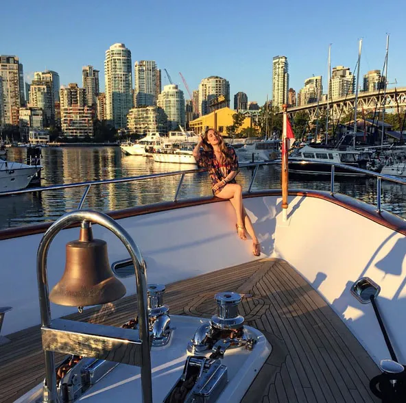 Cinta Laura santai di atas yacht © Instagram.com/claurakiehl