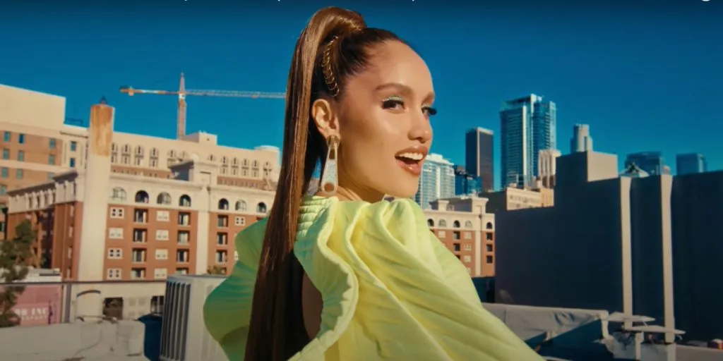 Cinta Laura Feat. Tropkillaz - Loco