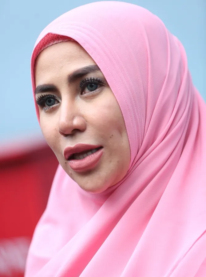 Sadar dirinya dulu salah dalam berpakaian, Cinta tak ingin menjerumuskan orang lain. © KapanLagi.com/Budy Santoso