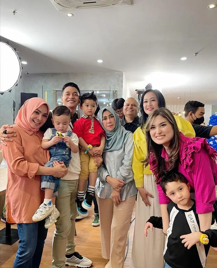 Potret Kebersamaan Rieta, Amy Qanita dan Para Tamu Undangan