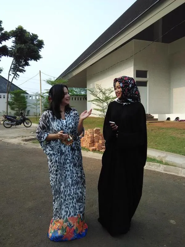 Widy berhijab dan pakai gamis hitam saat terlibat acara buka bersama Vierratale dan keluarga Kevin Aprilio. ©twitter @memes605