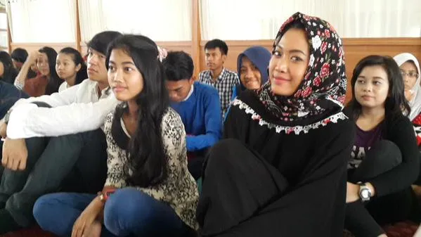 Widy Vierratale memakai gamis dan berhijab di acara buka bersama. ©twitter @memes605