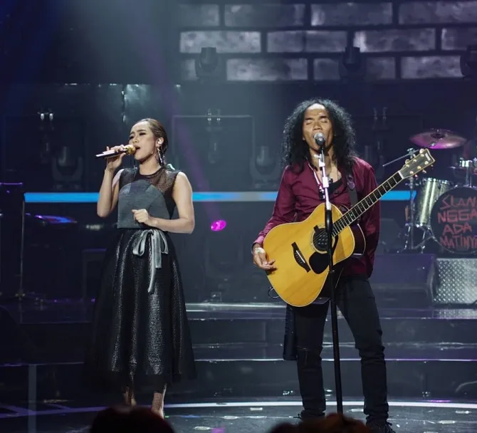 Cita Citata berduet dengan Slank dalam konser yang bertajuk 'Slank in Love' (credit : instagram.com/helal_mix)