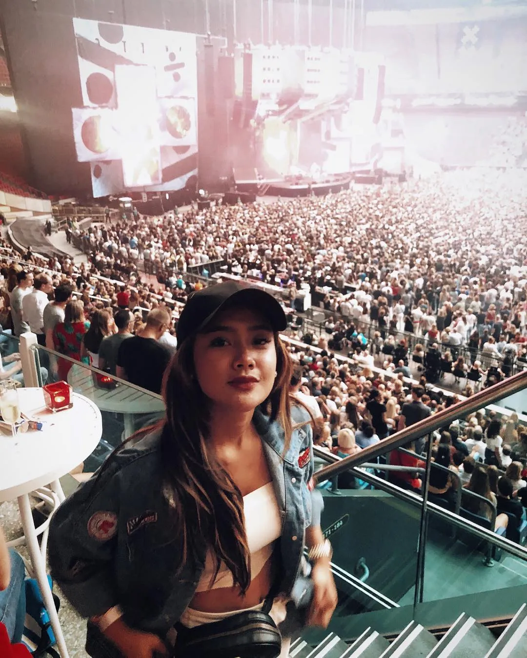 Wajah sumringah Cita saat nonton aksi Ed Sheeran. (instagram.com/instagram.com/cita_citata)