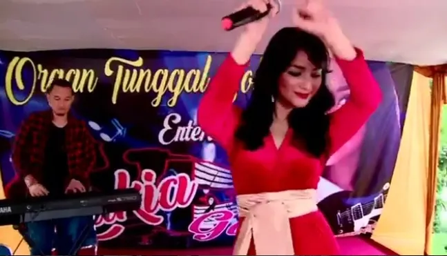 Citra Kirana berakting jadi seorang penyanyi dangdut. Š instagram.com/derry4sekawan