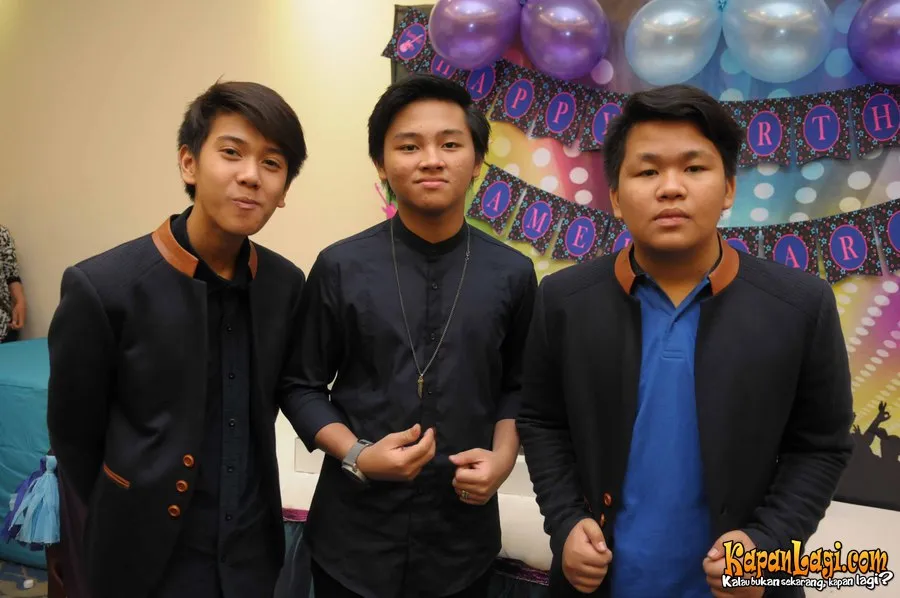 Saat Aldi dan Iqbal belajar bareng demi UN SMP, Kiki memberikan semangat. ©Bayu Herdianto