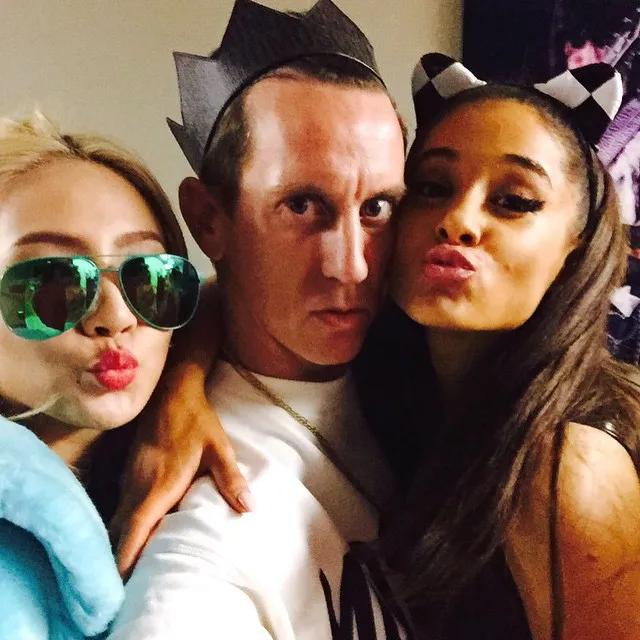 CL pose bareng Jeremy Scott dan Ariana Grande © instagram.com/jeremyscott