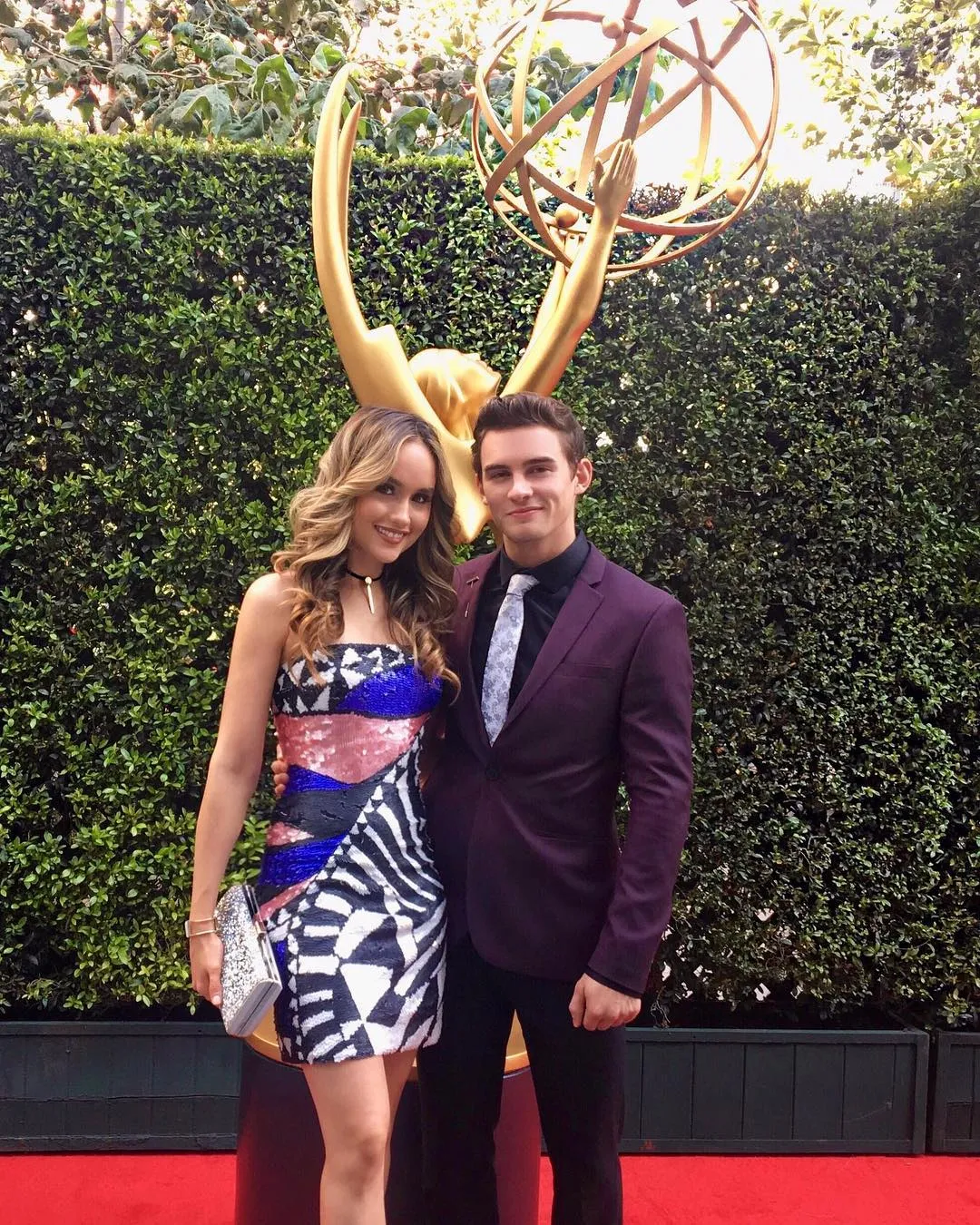 Cinta pose dengan Michael Johnston di red carpet © instagram.com/claurakiehl
