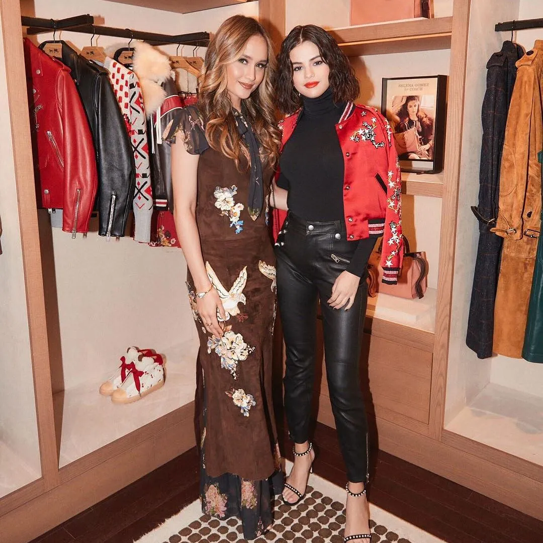 Sebelumnya Cinta hadiri pameran baju karya Selena Gomez x COACH © instagram.com/claurakiehl
