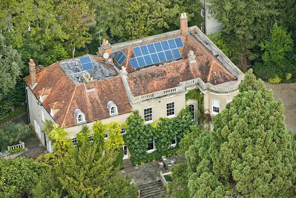 Penampakan rumah yang akan segera dibeli Clooney dan Amal @ dailymail.co.uk