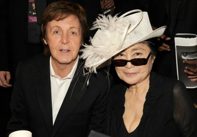 Paul McCartney dan Yoko Ono, istri John Lennon. Kata siapa mereka tidak rukun? @vanityfair.com