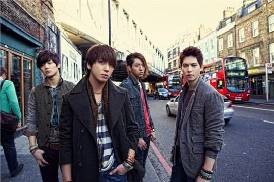 Foto cover album, CN Blue mengambil sesi foto di London ©soompi.com