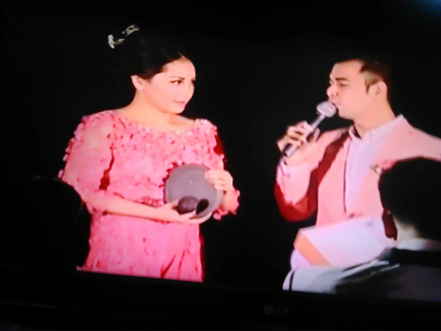 Nagita dapat cobek dari Raffi @ RCTI