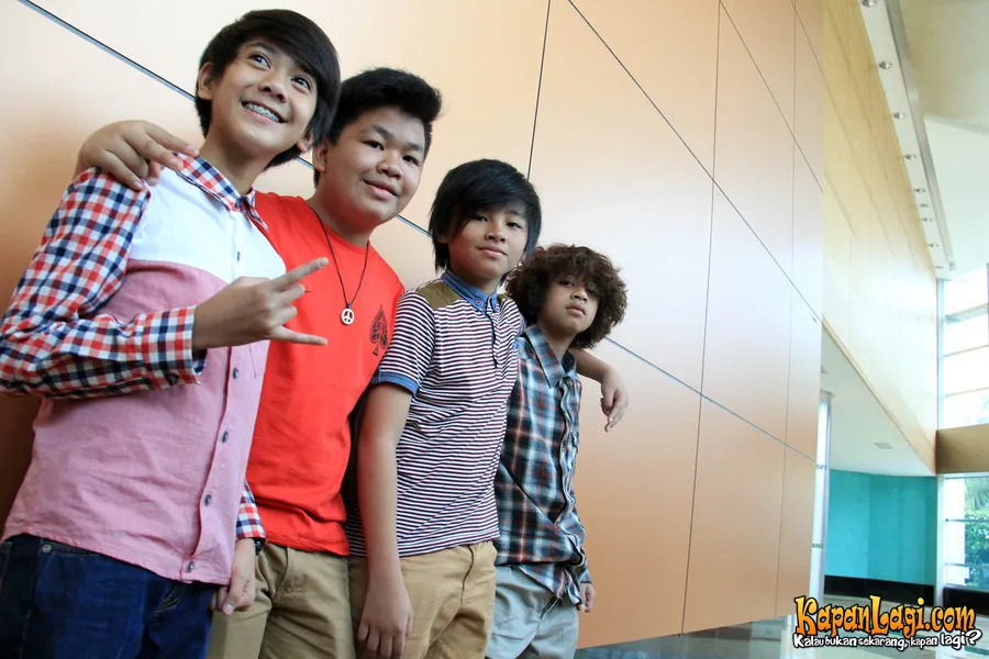 Gaya unik mengantakan Coboy Junior meraih penghargaan di SCTV Music Awards 2013.
