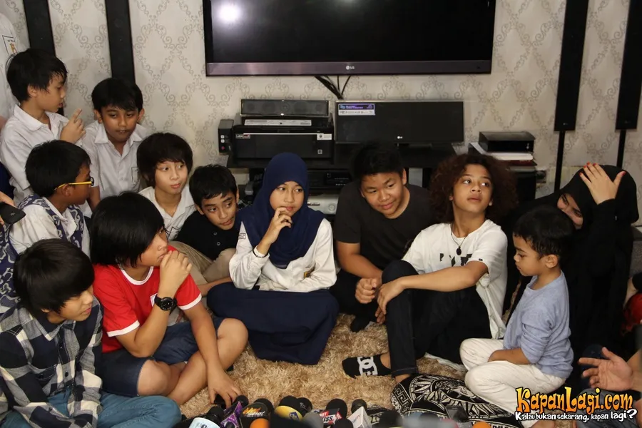 Coboy Junior bersama sahabat mereka.