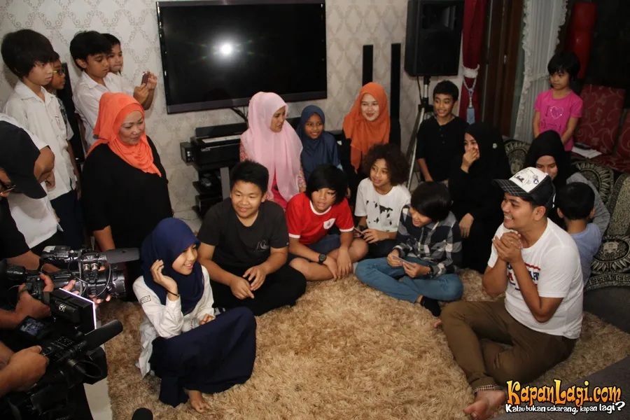 Keakraban antara Coboy Junior dan keluarga almarhum Ustad Jeffry Al Buchori.