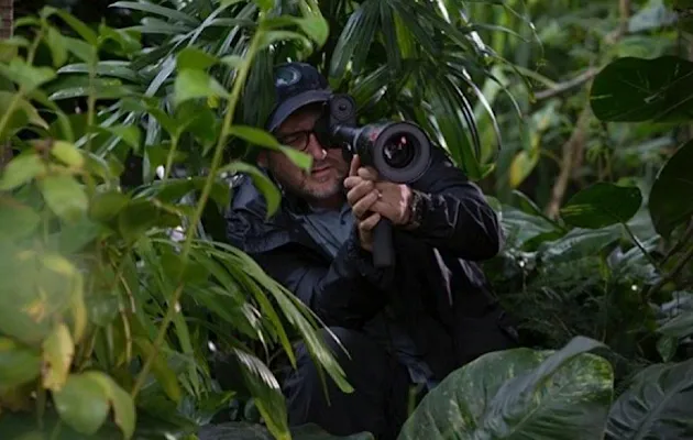 Trevorrow saat beraksi di lokasi syuting 'JURRASIC WORLD'. @empireonline