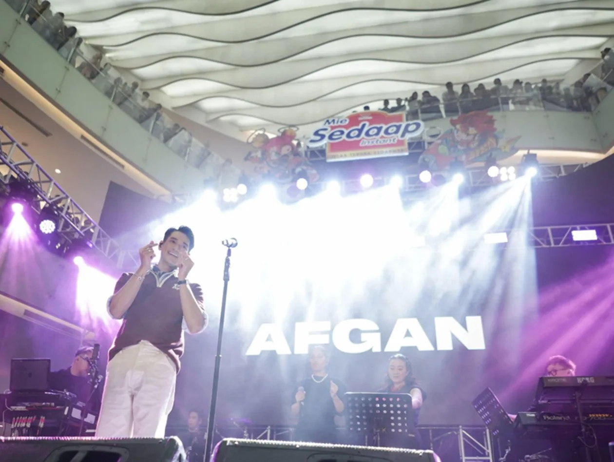 Penampilan Afgan di panggung Come See Mie Fest 2025 Surabaya. (c) Mie Sedaap