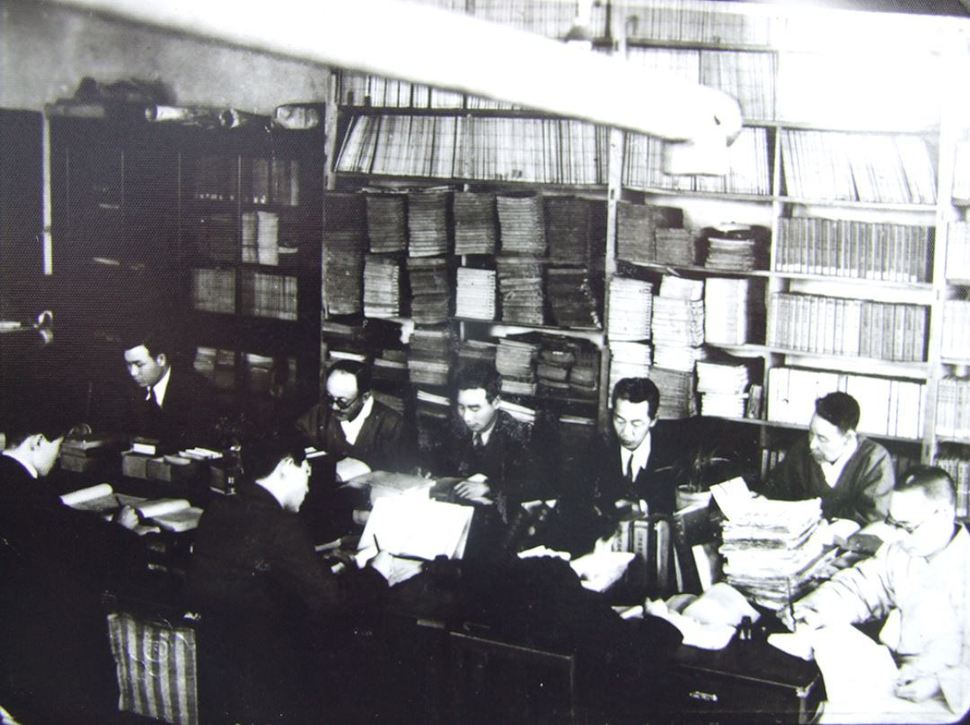 Atmosphere in the first Korean language dictionary compilation room around 1941 © National Archives