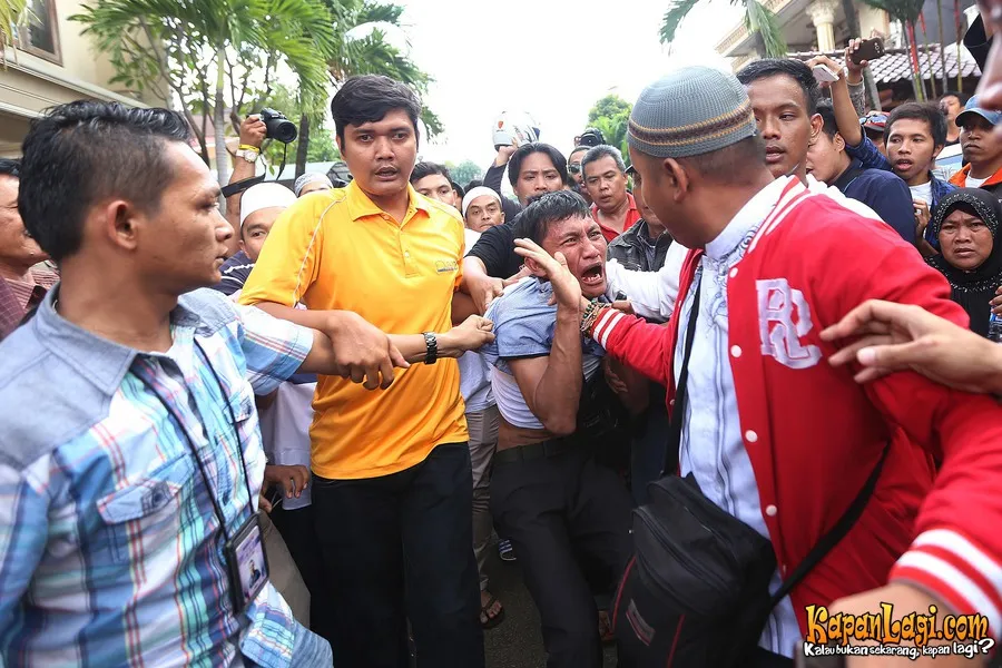 Copet yang beraksi di sekitar rumah Olga Syahputra menjadi sasaran kemarahan warga. ©KapanLagi.com®/Budy Santoso