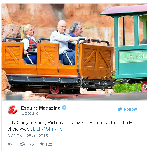 Ekspresi Billy Corgan saat naik rollercoaster © Esquire Magazine/twitter