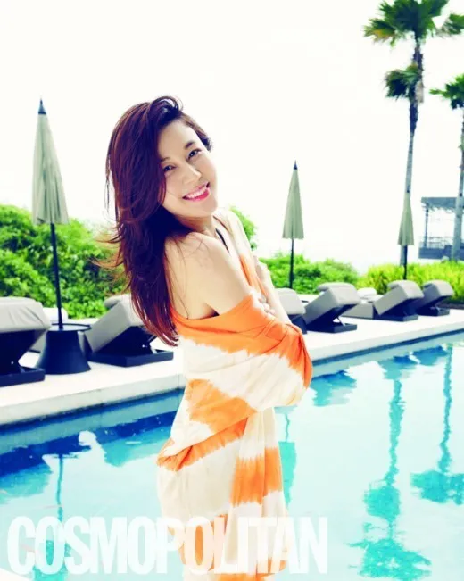 Ceria dengan baju berwarna cerah di tepi kolam renang.