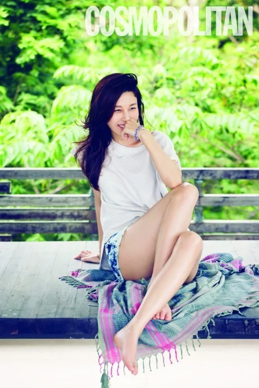 Cantik dengan baju casual. Kim Ha Neul bersantai di Bali. ©soompi.com