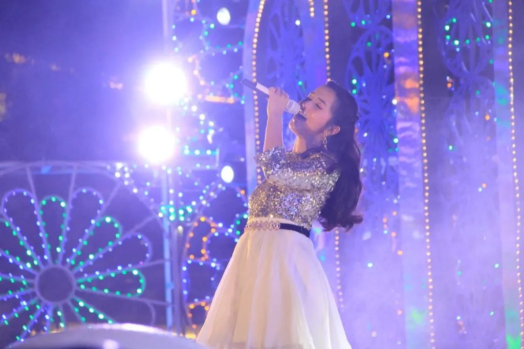 Putri Ayu memeriahkan event Natal dan Tahun Baru di Central Park dan Neo Soho. 