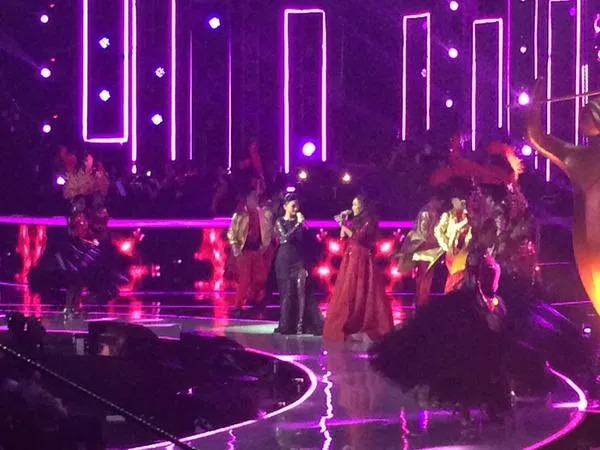 Ayu Ting Ting duet bareng Zaskia Gotik di AMI 2015 © Twitter.com/OfficialRCTI