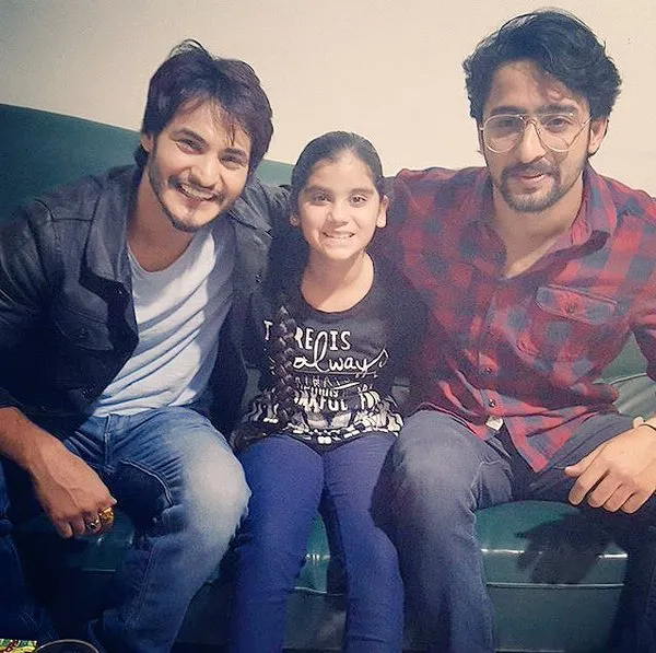 Jiya, gadis beruntung yang sudah bisa duduk bareng Shaheer dan Ravi Bhatia. ©twitter/shamyafans_ID