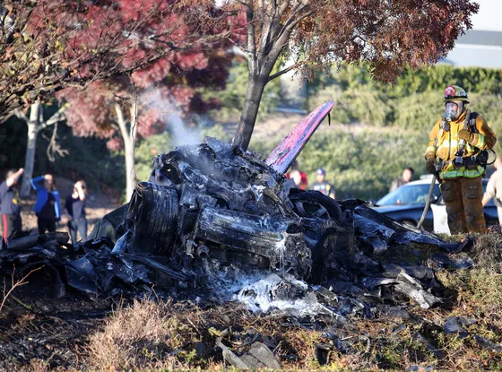 Mobil Paul dan Roger Rodas terbakar habis. @facebook