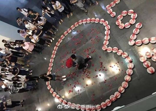 Seorang pemuda asal China melamar kekasih dengan 99 lobster kemasan © shanghaiist