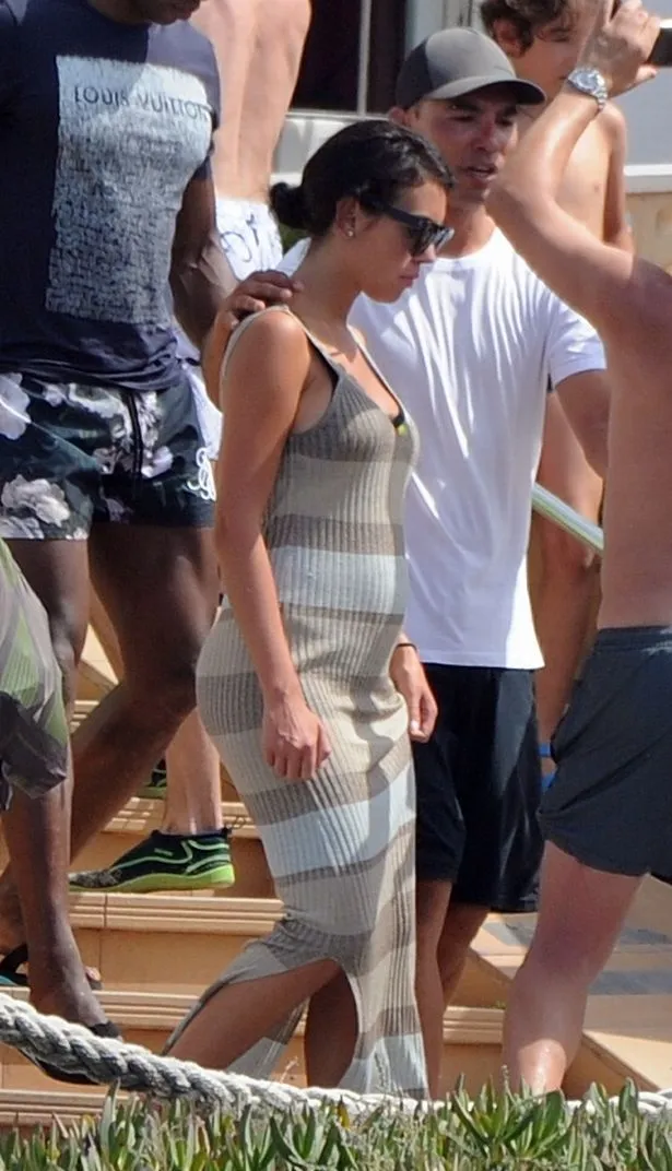 Ronaldo akhirnya konfirmasi kabar hamil Georgina © Mirror.co.uk