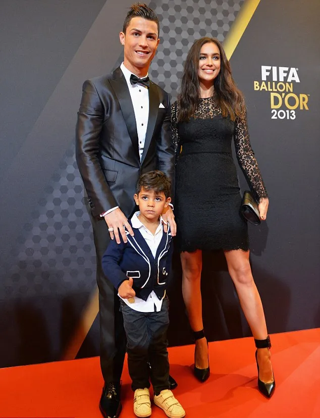 Cristiano Ronaldo, Irina Shayk dan Cristiano Ronaldo Jr. @ dailymail.co.uk