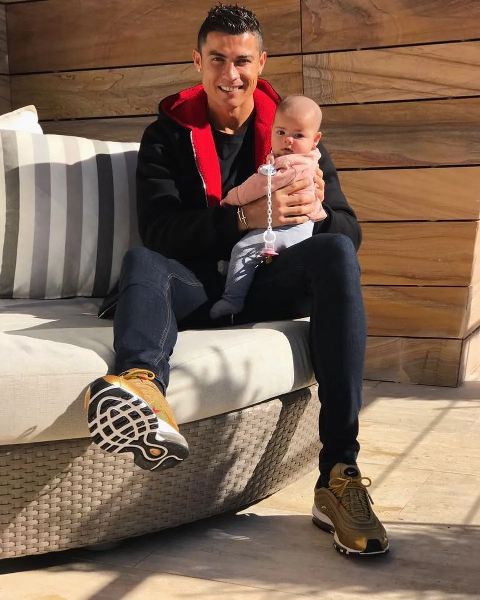 Cristiano pose bareng Baby Eva, nggemesin banget ya? ;) © instagram.com/cristiano