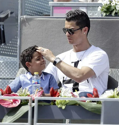 How sweet ayah dan anak ini! @ dailymail.co.uk